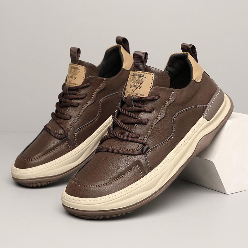 Braune Herren-Sneaker aus Leder mit beiger Sohle, sportlich-elegantes Design, ideal für Freizeit und Alltag, hochwertige Verarbeitung.