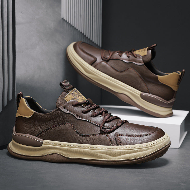 Braune Ledersneaker mit beiger Sohle, modernem Design und sportlichem Look, auf grauem Hintergrund präsentiert. Herrenschuhe, modisch, bequem.