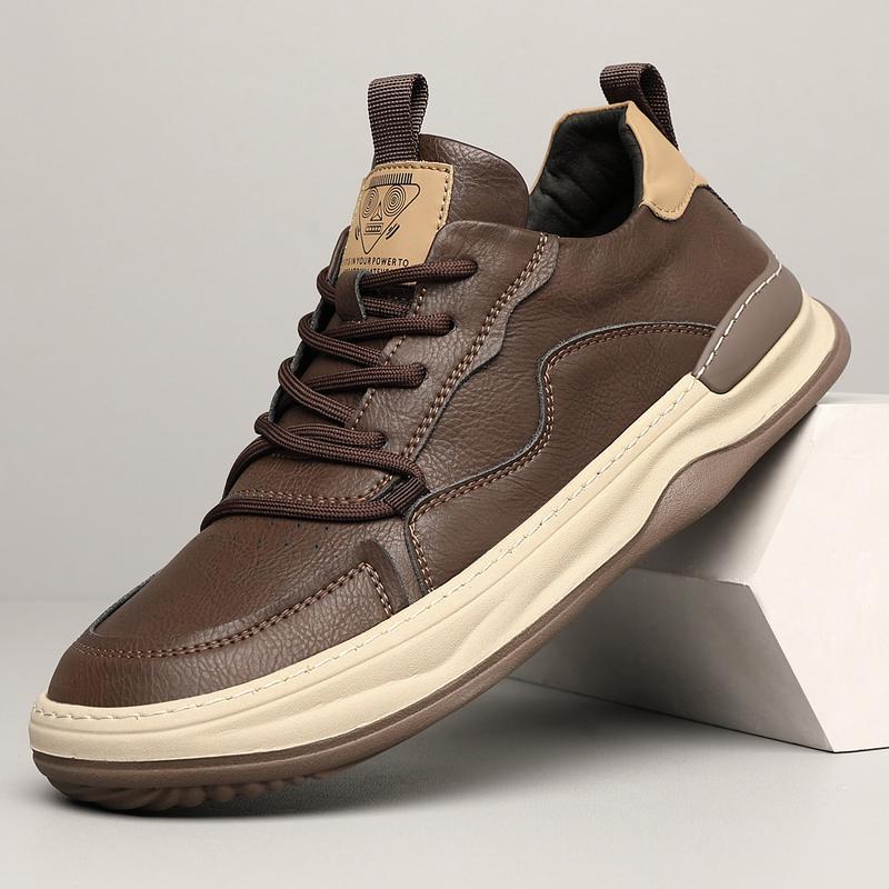 Brauner Ledersneaker mit beiger Sohle, sportliches Design, seitliche Nahtdetails, ideal für Herrenmode, Freizeit und Outdoor-Aktivitäten.