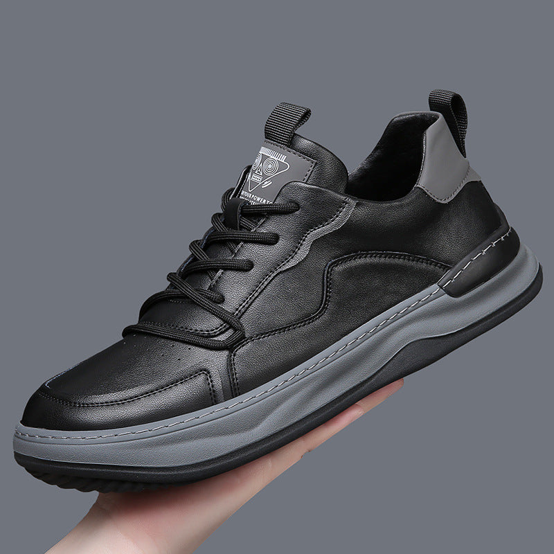 Schwarzer Herren-Sneaker aus Leder mit grauer Sohle, modernem Design und Schnürung, ideal für Freizeit und Sport. Trendige Herrenschuhe.