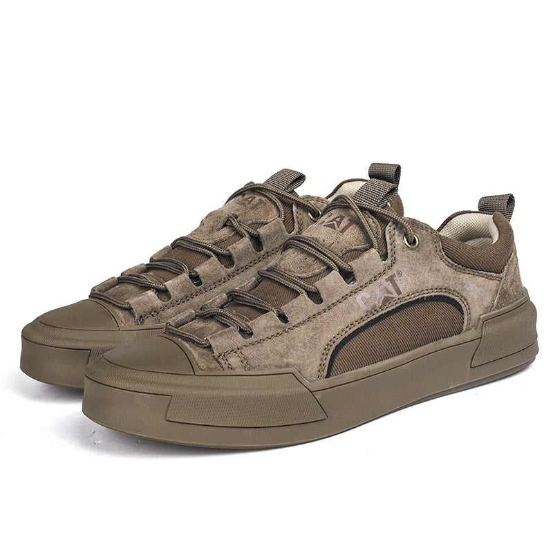 Braune CAT Sneaker für Herren, robustes Design, Lederoptik, rutschfeste Sohle, ideal für Outdoor-Aktivitäten und Freizeitkleidung.