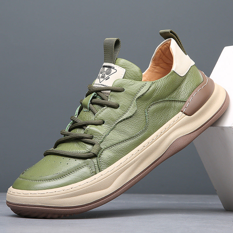 Grüner Ledersneaker mit weißer Sohle, modernem Design und braunen Akzenten, ideal für Herrenmode und Freizeitkleidung.