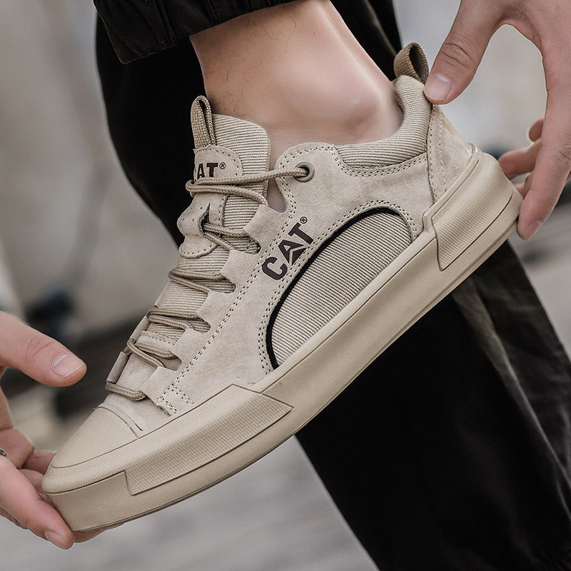 Beiger CAT Sneaker, seitlich fotografiert, mit robustem Design und markantem Logo. Ideal für urbane Mode und Outdoor-Aktivitäten.