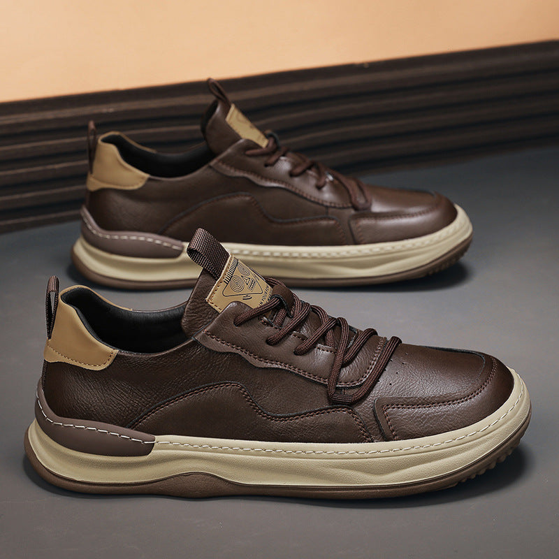 Braune Herrensneaker aus Leder mit beiger Sohle, modernem Design und Schnürung, ideal für Freizeit und Alltag.