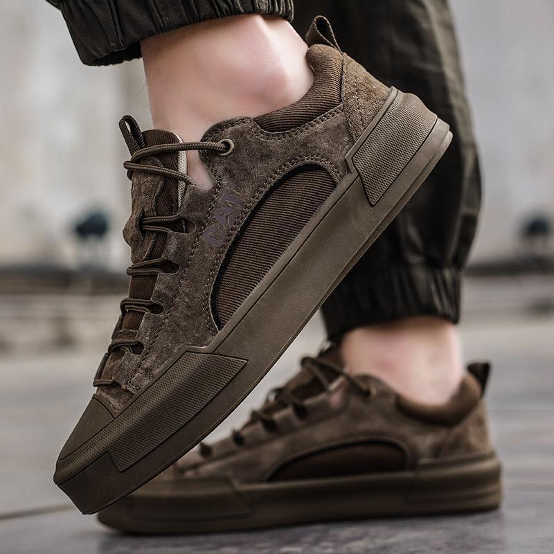 Braune Herren-Sneaker aus Wildleder, seitlich fotografiert, mit dicker Sohle und Schnürsenkeln. Modische Freizeitschuhe für Männer.