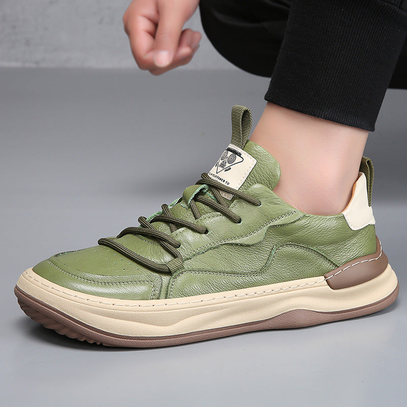 Grüner Sneaker aus Leder mit beiger Sohle und braunen Akzenten, moderne Freizeitschuhe, sportlich und stilvoll, ideal für Herrenmode.