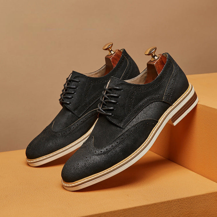 Schwarze Herren-Brogues aus Leder mit Schnürung, elegantes Design, weiße Sohle, ideal für formelle Anlässe und Business-Outfits.
