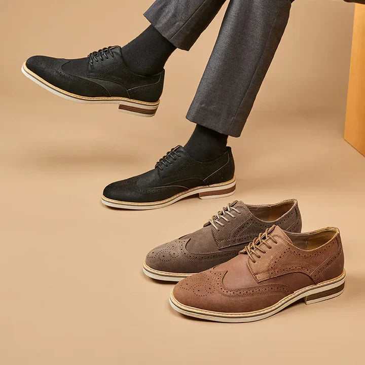 Elegante Herren-Brogues in Schwarz, Braun und Beige auf beigem Hintergrund. Stilvolle Lederschuhe, ideal für Business und Freizeit.