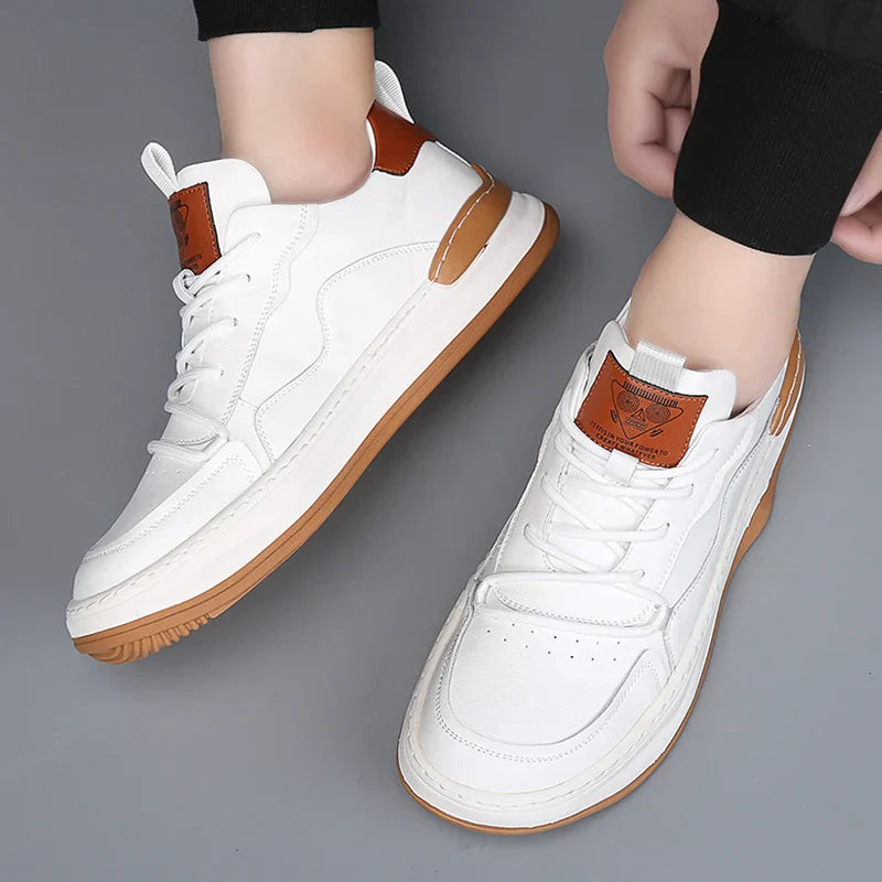 Weiße Sneaker mit braunen Akzenten, Gummisohle und modernem Design. Bequeme Freizeitschuhe für Herren, ideal für Alltag und Sport.