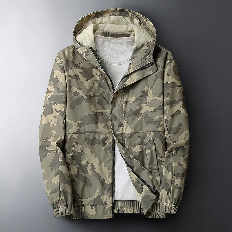Camouflage-Jacke mit Kapuze, Reißverschluss und elastischen Bündchen, ideal für Outdoor-Aktivitäten. Herrenmode, Tarnmuster, Freizeitkleidung.
