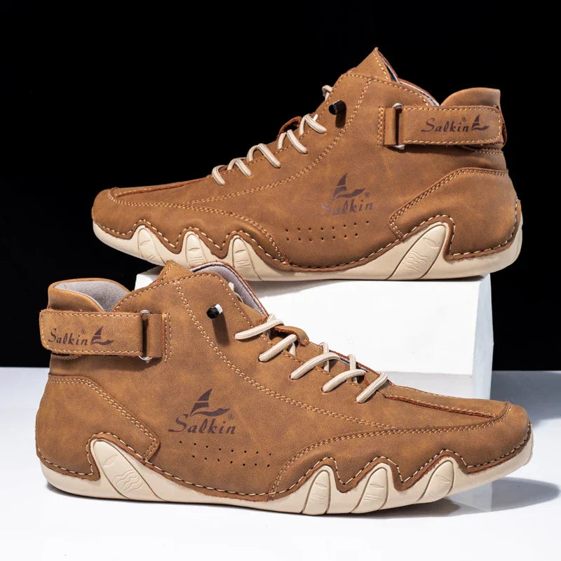 Braune Herren-Wildleder-Sneaker mit hohem Schaft, markanter Naht und Klettverschluss. Modische Freizeitschuhe für Herbst und Winter.