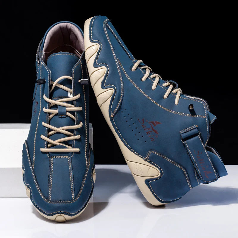 Blaue Herren-Freizeitschuhe mit beiger Sohle und Schnürsenkeln, sportliches Design, ideal für Outdoor-Aktivitäten, modisch und bequem.