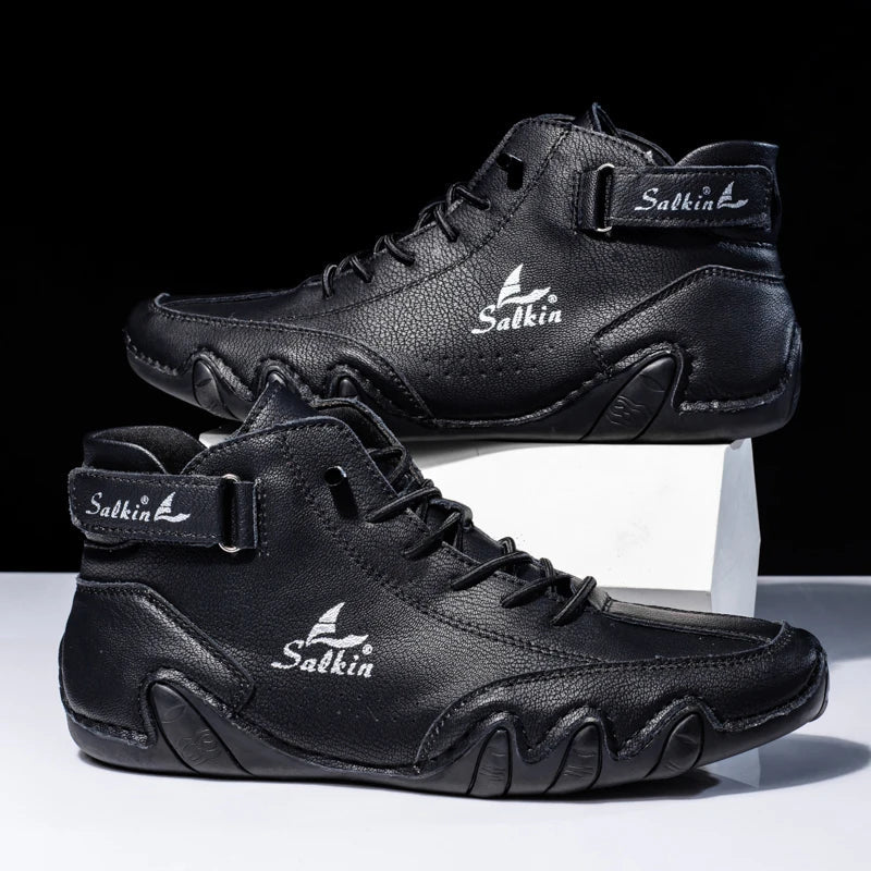 Schwarze Leder-Sneaker mit hohem Schaft, markanter Salkin-Logo-Stickerei, seitlichem Klettverschluss und sportlichem Design auf weißem Hintergrund.