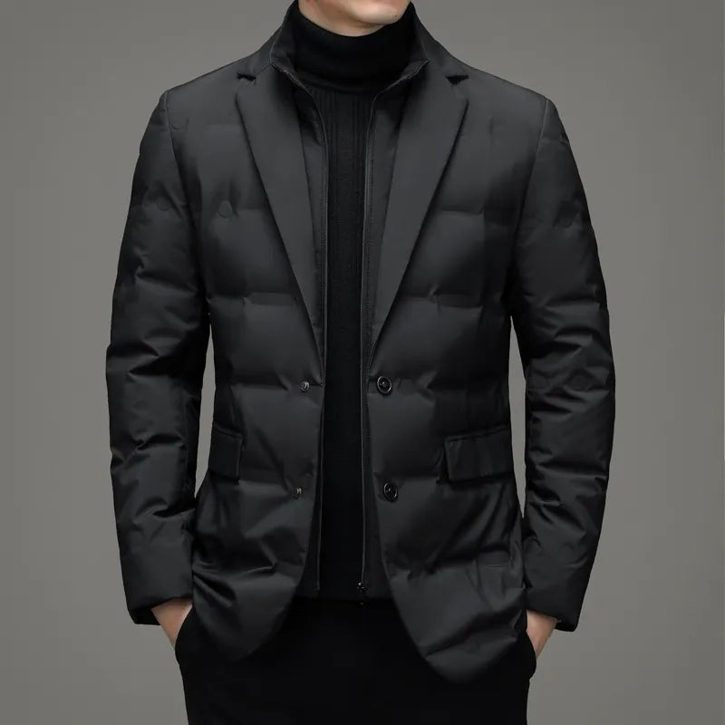 Schwarzer Herren-Daunenblazer, elegant und modern, mit Stehkragen und Knopfleiste. Perfekt für stilvolle Wintermode und Business-Outfits.
