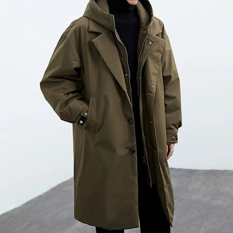 Brauner Herrenmantel mit Kapuze, lässiger Stil, ideal für Herbstmode. Hochwertiges Material, modisches Design, perfekt für kühle Tage.