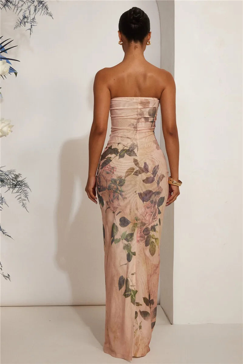 Trägerloses Maxikleid mit fliessendem Rock und Blumenprint
