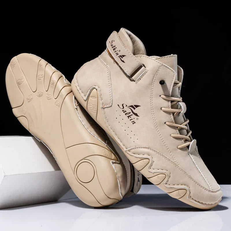 Beige Sneaker mit hohem Schaft, markanter Naht und rutschfester Sohle, Salita-Logo, modisch und bequem, ideal für Freizeit und Sport.