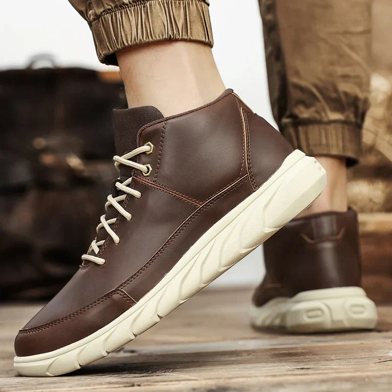 Braune Herren-Ledersneaker mit weißer Sohle, seitliche Ansicht. Modische Freizeitschuhe, ideal für Herbstmode und Outdoor-Aktivitäten.