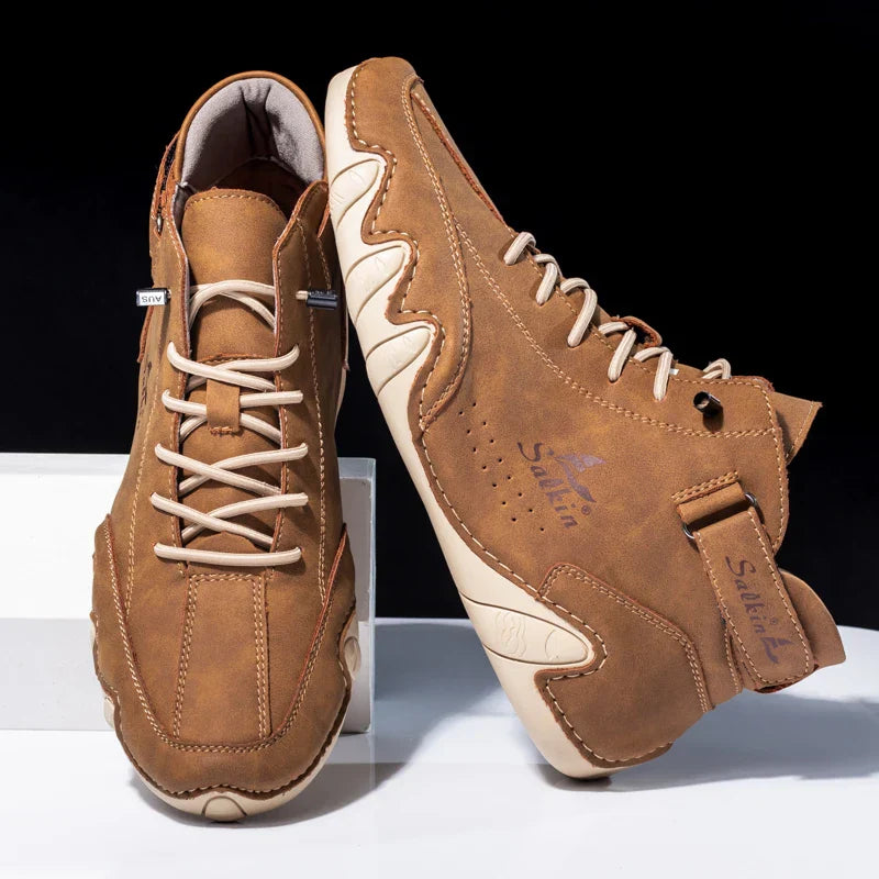 Braune Leder-Sneaker mit markantem Design, weißen Schnürsenkeln und Logo. Modische Herrenschuhe, ideal für Freizeit und Outdoor-Aktivitäten.