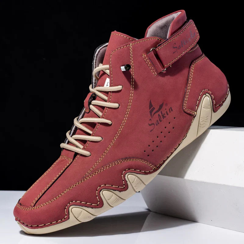 Roter Herren-Sneaker mit beigem Sohlenprofil, seitlichem Logo und Klettverschluss. Modischer Freizeitschuh, ideal für urbanen Stil.