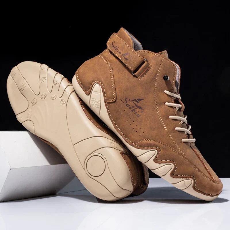 Braune Herren-Freizeitschuhe aus Leder mit rutschfester Sohle, modernem Design und Schnürung. Ideal für Outdoor-Aktivitäten und Alltag.