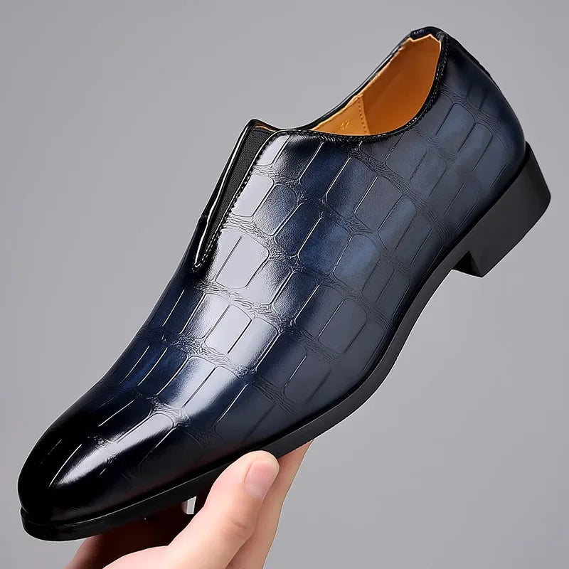 Eleganter Herren-Lederslipper in Schwarz mit Krokodilprägung, ideal für formelle Anlässe. Hochwertige Verarbeitung, stilvolles Design.