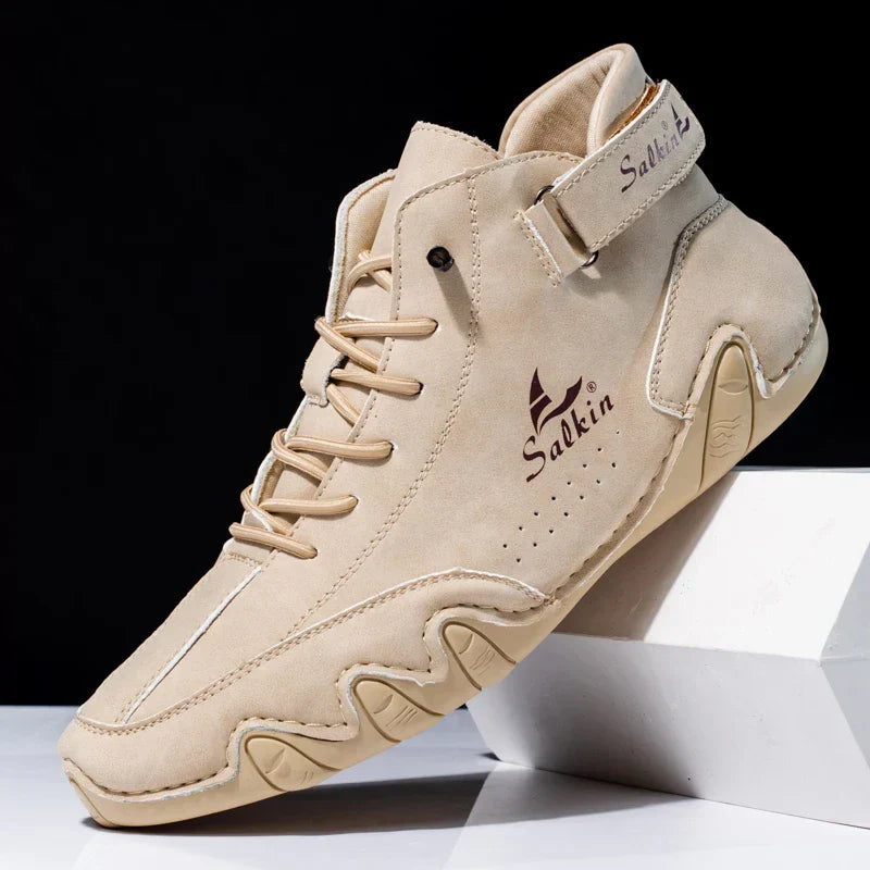 Beigefarbener High-Top-Sneaker mit Klettverschluss, perforiertem Design und rutschfester Sohle. Ideal für Sport und Freizeit.