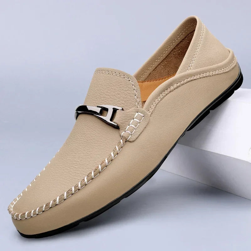 Beiger Herren-Mokassin mit Metallverzierung, rutschfeste Sohle, elegantes Design. Perfekt für Freizeit und Business. Hochwertige Lederschuhe.