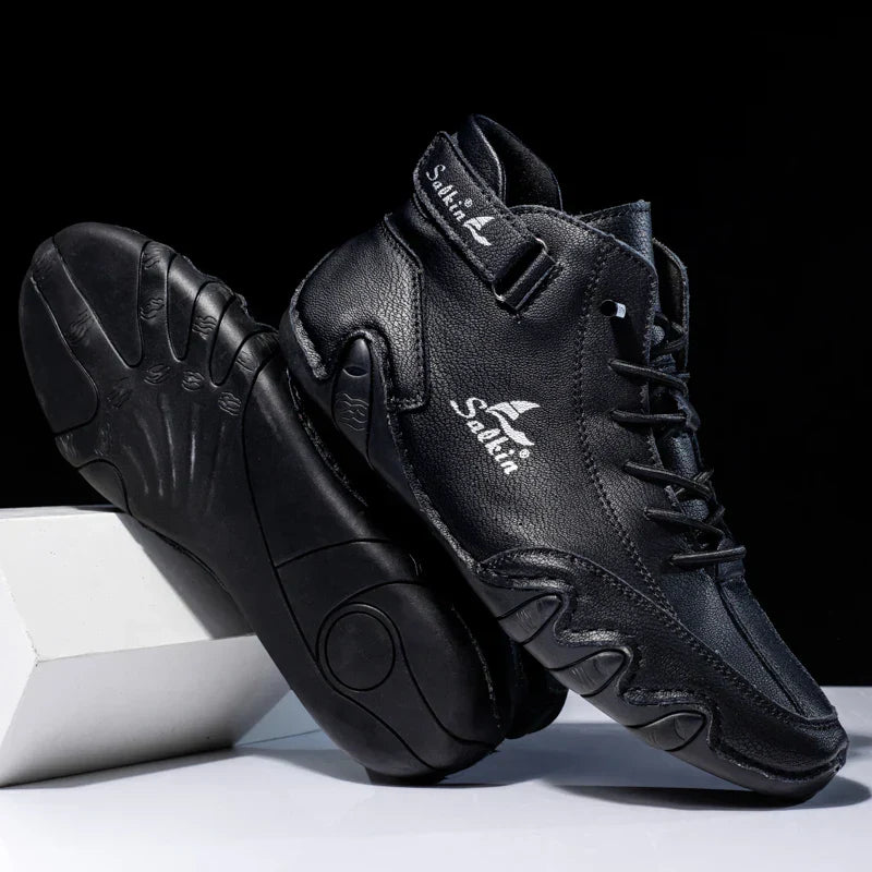 Schwarze Basketballschuhe mit hohem Schaft, markiert mit "Sadia", auf weißem Hintergrund. Sportliche Sneaker, rutschfeste Sohle, modernes Design.