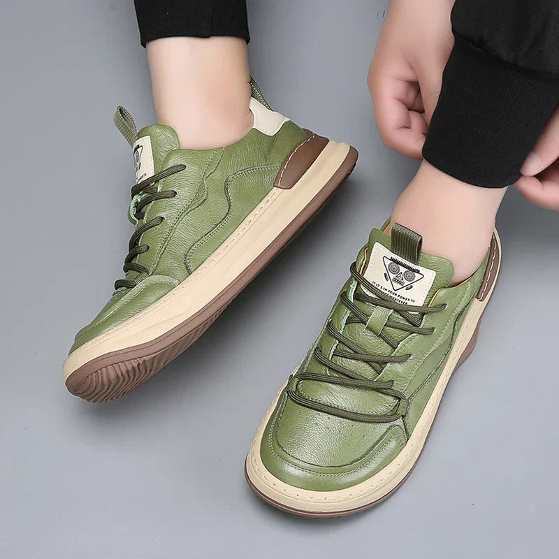 Grüne Ledersneaker mit brauner Sohle, moderne Freizeitschuhe für Herren, stilvolles Design, bequeme Passform, ideal für Alltag und Sport.
