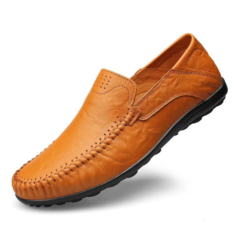 Herren Mokassin aus braunem Leder, rutschfeste Sohle, handgenäht, ideal für Freizeit und Business, bequeme Passform, modischer Schuh.