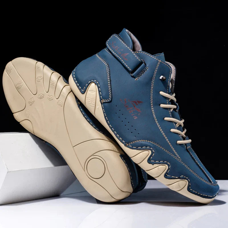 Blaue Herren-Sneaker mit beiger Sohle, modisches Design, hochwertige Materialien, ideal für Freizeit und Sport, bequeme Passform.