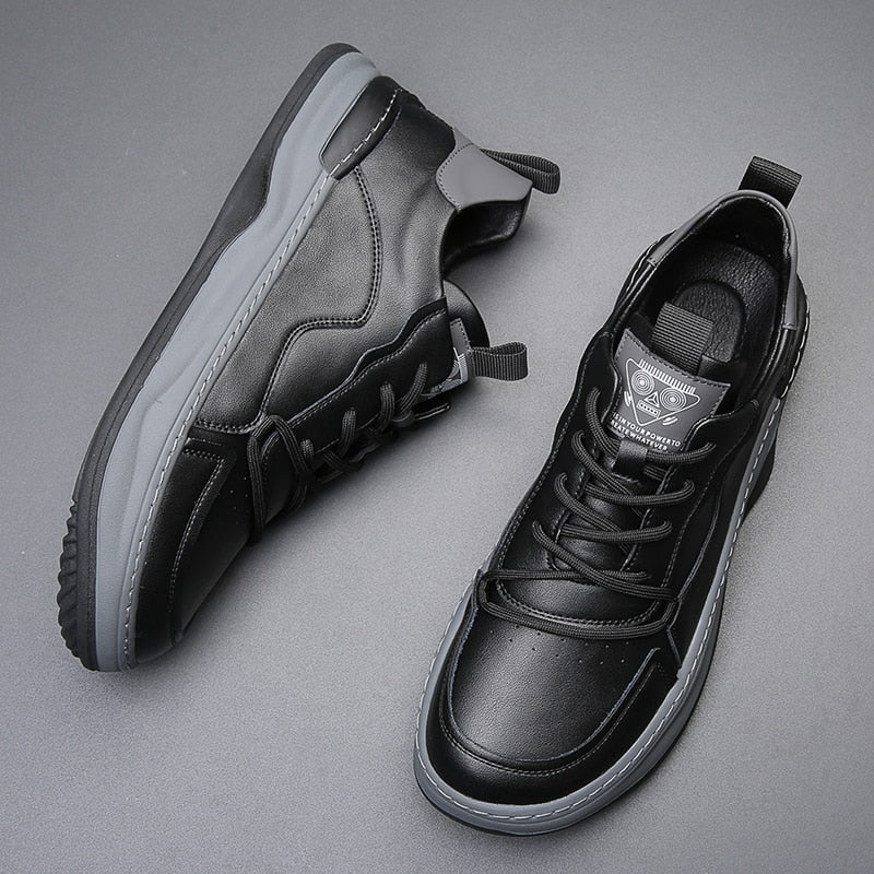 Schwarze Herren-Sneaker aus Leder mit grauer Sohle, modernem Design und Schnürung, ideal für Freizeit und Sport. Trendige Herrenschuhe.