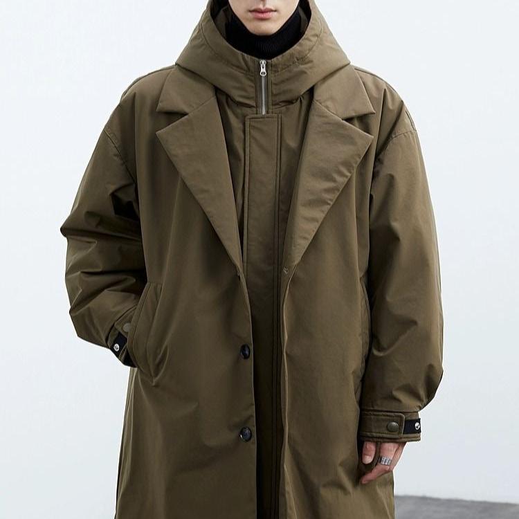 Brauner Wintermantel mit Kapuze und Reißverschluss, modisches Design, warme Oberbekleidung für Herren, ideal für kalte Jahreszeiten.