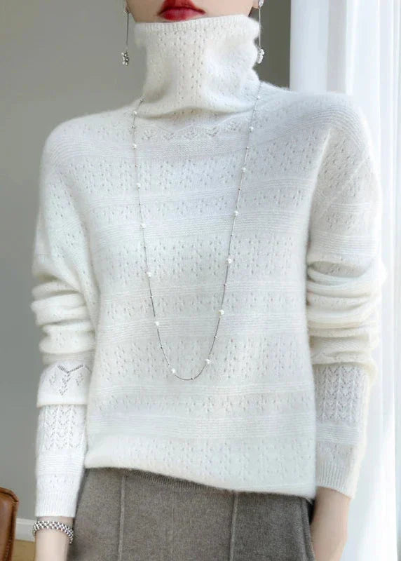 Frau in weißem Strickpullover mit Rollkragen und langer Halskette, elegantes Winteroutfit, modisch, gemütlich, stilvoll, Damenmode.