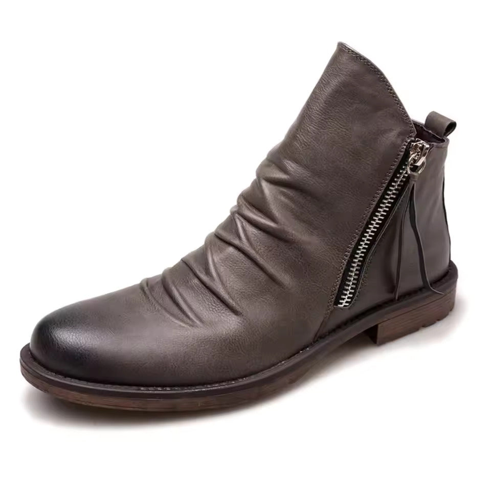 Grauer Herrenstiefel aus Leder mit seitlichem Reißverschluss und Falten-Design. Modischer, bequemer Schuh für Herbst und Winter.
