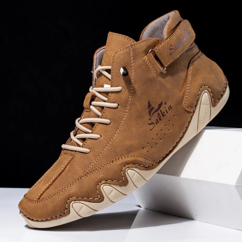 Brauner Herren-Sneaker mit Schnürung und Klettverschluss, rutschfeste Sohle, modisches Design, ideal für Freizeit und Outdoor-Aktivitäten.