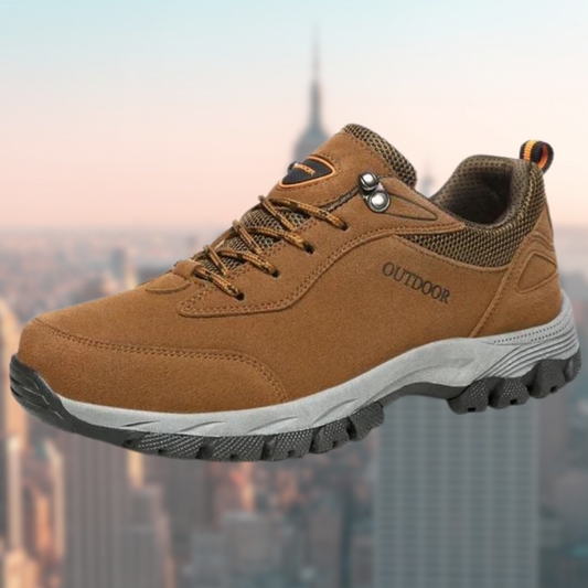 Brauner Outdoor-Wanderschuh mit robustem Profil, ideal für Trekking und Abenteuer. Bequeme Passform, rutschfeste Sohle, langlebiges Material.