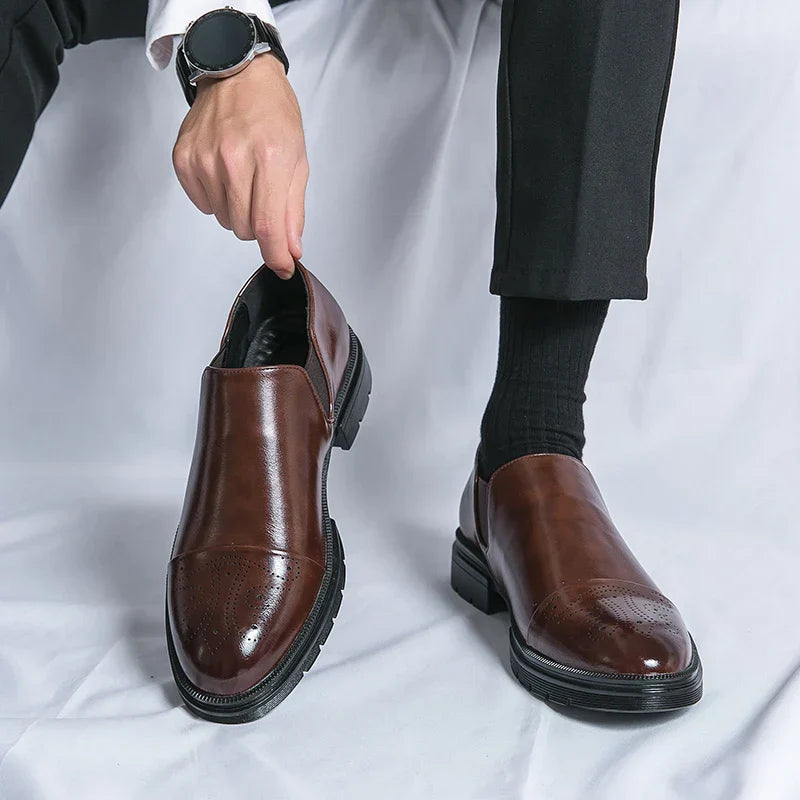 Herren braune Lederschuhe, elegant und modern, mit schwarzer Sohle. Perfekt für Business- und Freizeitkleidung. Hochwertige Herrenschuhe.