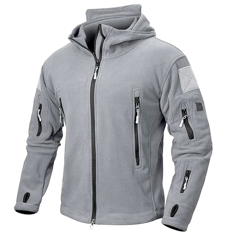 Graue Fleecejacke mit Kapuze, Reißverschlusstaschen und Daumenlöchern. Outdoor-Bekleidung, warm, funktional, ideal für Wandern und Freizeit.