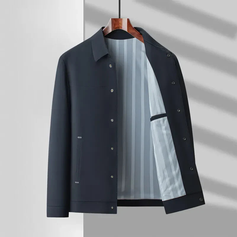 Herrenjacke mit Druckknopfverschluss aus technischem Stoff und Seitentaschen