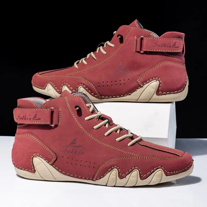 Rote Herren-Sneaker mit hohem Schaft, markanten Nähten und Klettverschluss. Modische Freizeitschuhe, ideal für urbanen Stil und Komfort.