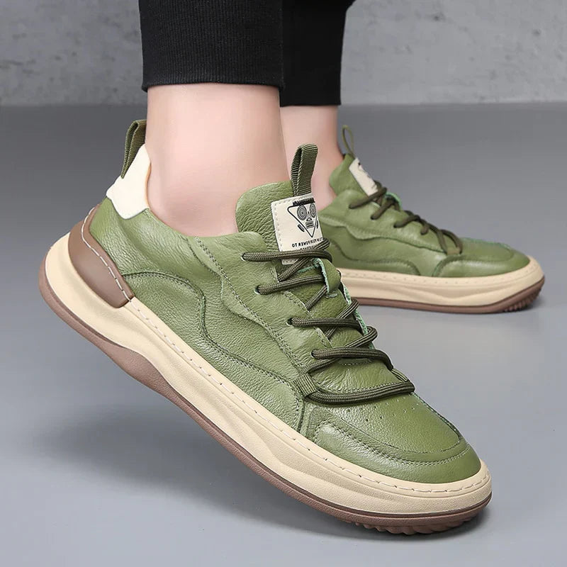 Grüne Ledersneaker mit beiger Sohle, modernem Design und Schnürung. Bequeme Freizeitschuhe für Damen und Herren, ideal für Alltag und Sport.