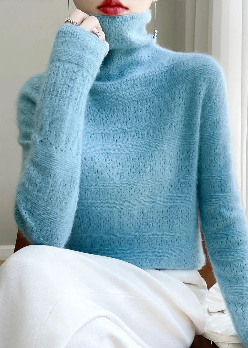Dame in hellblauem Strickpullover mit Rollkragen und weißen Hosen. Elegante Wintermode, stilvoller Look, gemütlicher Pullover, modische Damenbekleidung.