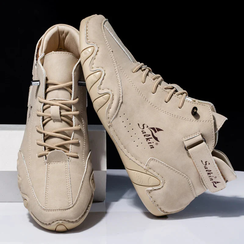 Beige Herren-Sneaker von Salekin, modernes Design, rutschfeste Sohle, ideal für Freizeit und Sport. Hochwertige Materialien, stilvoll und bequem.