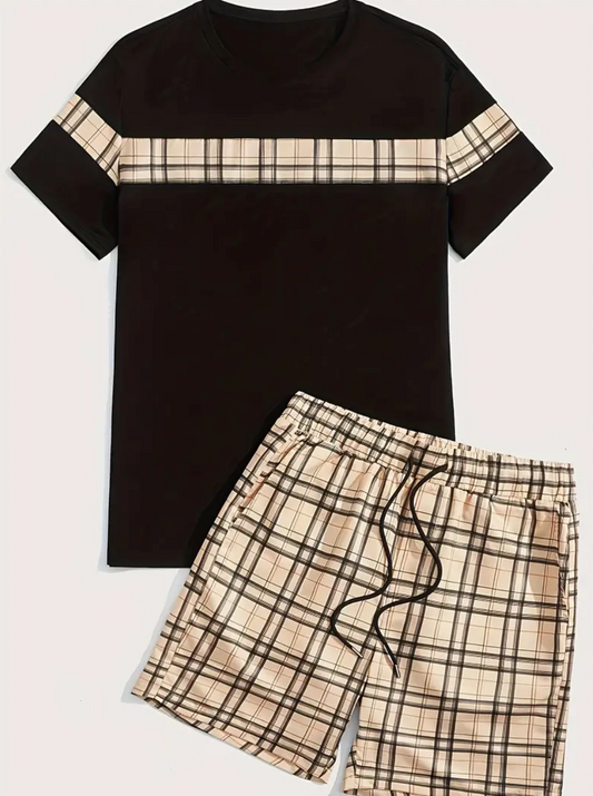 Schwarzes T-Shirt mit kariertem Streifen und passende karierte Shorts. Modisches Herren-Set, ideal für Sommer und Freizeit.