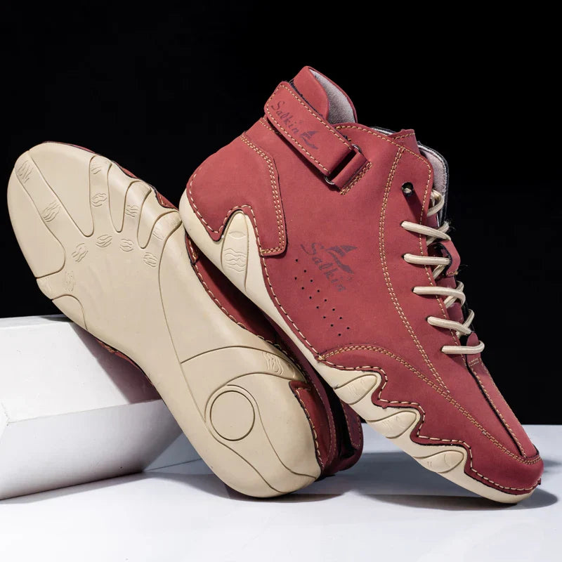 Rote Herren-Sneaker mit beiger Sohle, seitlichem Logo und Schnürung. Modische Sportschuhe, ideal für Freizeit und Sport. Hochwertiges Design.