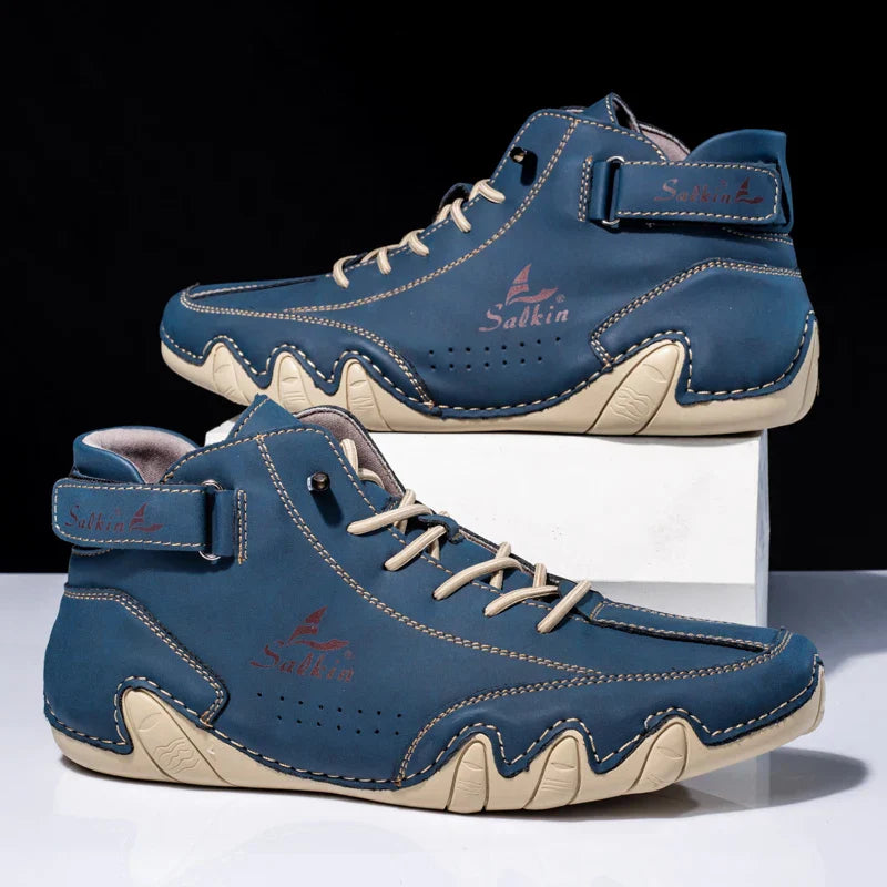 Blaue Herren-Sneaker mit beigem Sohlenprofil, Knöchelriemen und markantem Design. Modische Freizeitschuhe für Herren, ideal für urbanen Stil.