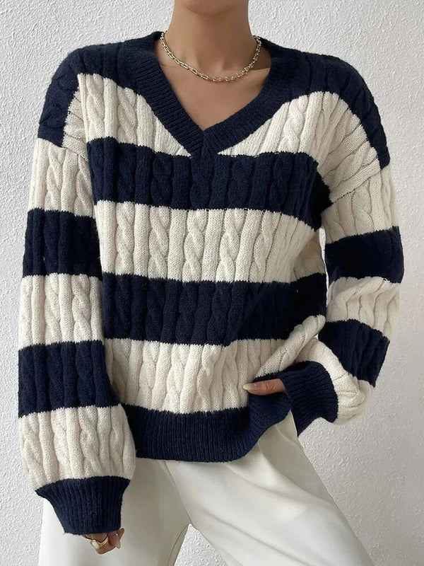 Damenpullover mit blau-weißen Streifen, Zopfmuster und V-Ausschnitt. Modischer Strickpullover, ideal für Herbst und Winter.