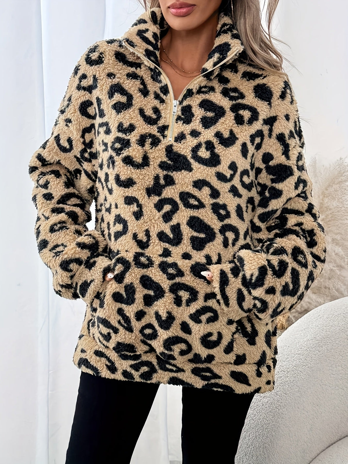 Rückansicht des Damenpullovers mit Leopardenmuster und Halbzip